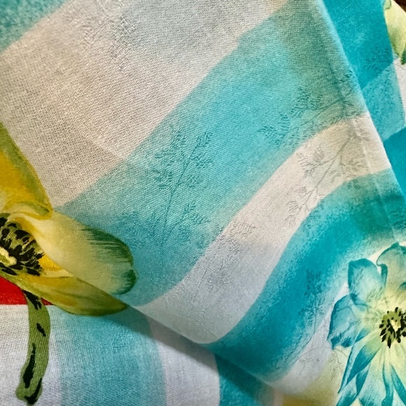 Burberry floral pattern scarf, 23×22.5 used one time 9.5/10 dry cleaned - Picture 10 of 10